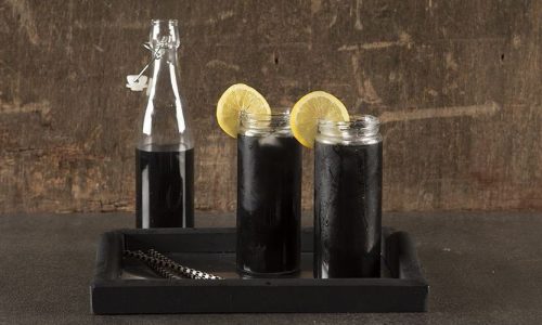 Πώς θα φτιάξετε και εσείς τη μαύρη λεμονάδα του Άκη