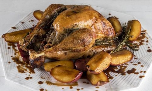Γαλοπούλα γεμιστή με μήλα και κάστανα για τα Χριστούγεννα
