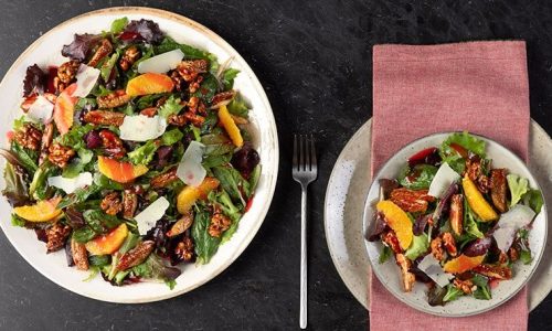 Σαλάτα με αποξηραμένα σύκα, καραμελωμένα καρύδια και dressing ροδιού