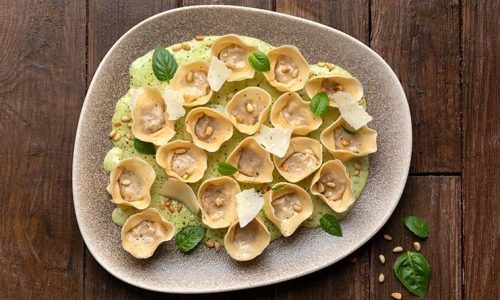 Σπιτικά καπελέτι με κιμά κοτόπουλου και σάλτσα βασιλικού