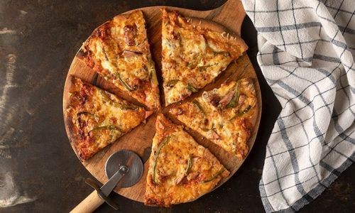 Σπιτική πίτσα με λεπτή ζύμη και πεντανόστιμη σάλτσα