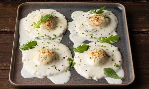 Σπιτικά ραβιόλια με τυριά και σάλτσα φασκόμηλου