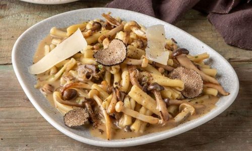 Ζυμαρικά με άγρια μανιτάρια και τρούφα