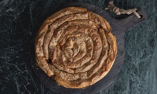 Εύκολη στριφτή κασερόπιτα με σουσάμι