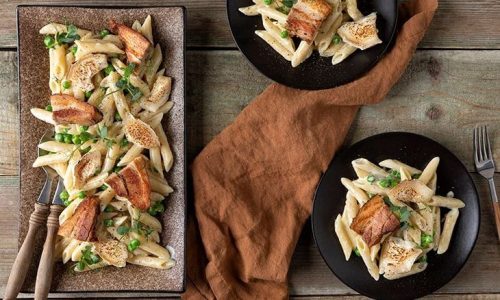 Πένες με ψητή πανσέτα, αρακά και κατσικίσιο τυρί