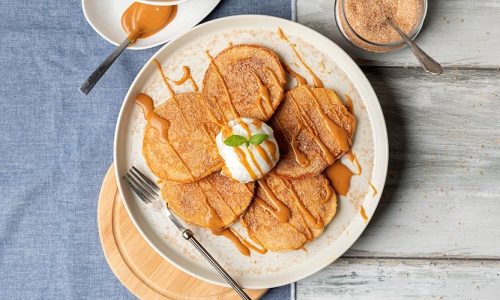 Churros pancakes με σάλτσα καραμέλας - Πρωτότυπα και καραμελένια