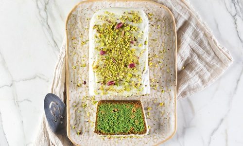 Λαχταριστό κέικ με φιστίκια Αιγίνης και λευκή σοκολάτα