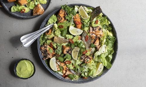 Θρεπτική σαλάτα με σολομό και αβοκάντο