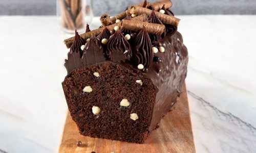 Αφράτο κέικ τριπλής σοκολάτας με γκανάς σοκολάτας