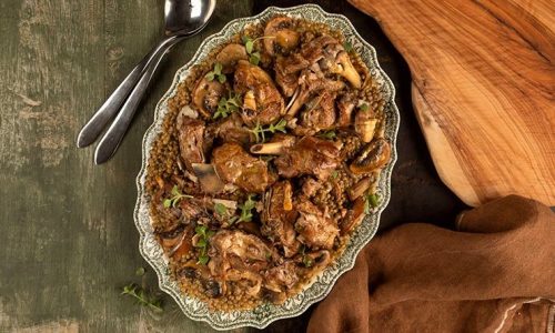 Αρνάκι λεμονάτο στη χύτρα ταχύτητας με ζεστή σαλάτα μανιταριών