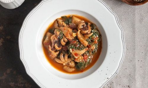 Σουπιές κοκκινιστές με σπανάκι στη χύτρα ταχύτητας - Δοκιμάστε τις