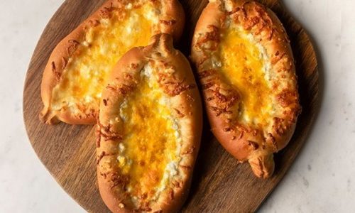 Πεϊνιρλί χατσαπούρι με φέτα και μοτσαρέλα