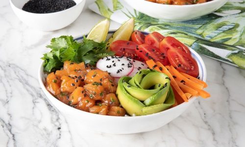 Poke bowl με ταρτάρ σολομού από τον Άκη Πετρετζίκη
