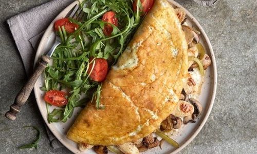 Αφράτη ομελέτα με ασπράδια και λουκάνικο κοτόπουλου