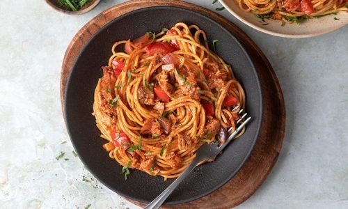 Μακαρονάδα με καπνιστό τόνο και κόκκινη σάλτσα