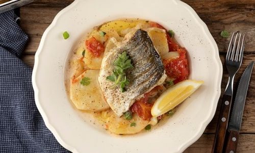 Λαβράκι πλακί στον φούρνο με πατάτες