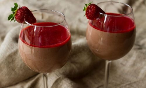 Αφράτη μους σοκολάτας με φράουλες