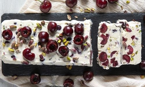 Semifreddo με κεράσια και φιστίκια Αιγίνης