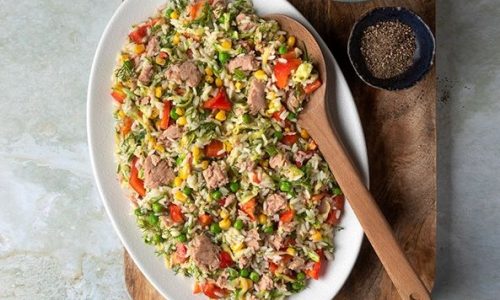Healthy ρυζοσαλάτα με λαχανικά και τόνο