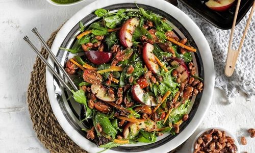 Δροσερή σαλάτα με ψητά ροδάκινα, καραμελωμένα αμύγδαλα και πέστο δυόσμου