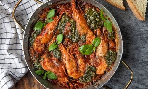 Γαρίδες σαγανάκι με πέστο βασιλικού - Αξίζει να δοκιμάσετε αυτή τη συνταγή