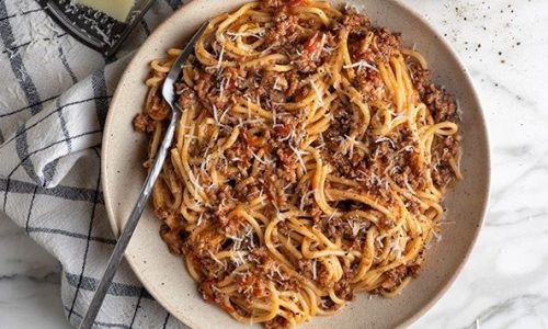 Εύκολα μακαρόνια με κιμά στη χύτρα ταχύτητας