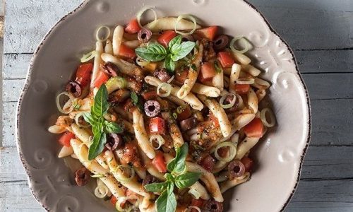 Καλοκαιρινή χωριάτικη μακαρονάδα από τον Άκη Πετρετζίκη