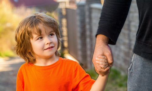 «Μη μιλάς σε αγνώστους» - Πώς προειδοποιούμε τα παιδιά για ανθρώπους που δεν γνωρίζουν