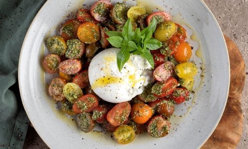 Σαλάτα caprese με ντοματίνια και πέστο βασιλικού - Έτοιμη σε 5 λεπτά