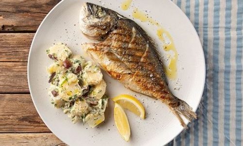 Τσιπούρες με πατατοσαλάτα - Καλοκαιρινή συνταγή για όλη την οικογένεια