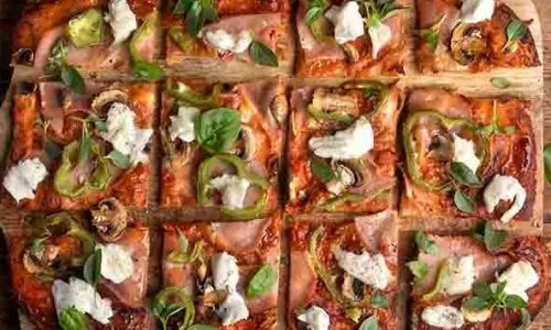 Light σπιτική πίτσα με γαλοπούλα και λαχανικά