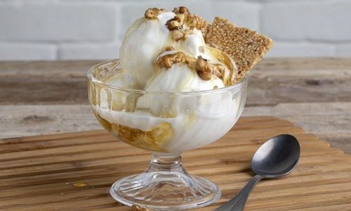 Εύκολο παγωτό γιαούρτι με τρία υλικά