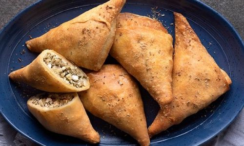 Πεντανόστιμα κρεμμυδοπιτάκια με ξινομυζήθρα