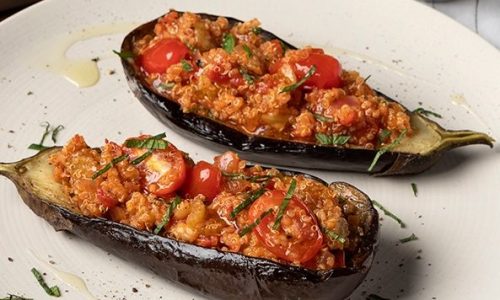 Μελιτζάνες γεμιστές με κινόα και σάλτσα ντομάτας
