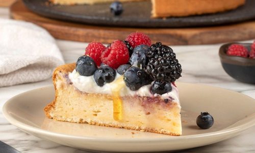 Αφράτο κέικ με ελαιόλαδο και frosting γιαουρτιού