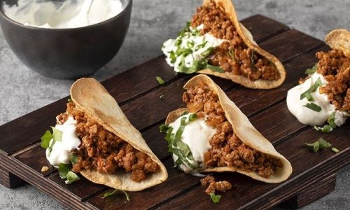 Τάκος με μοσχαρίσιο κιμά και πικάντικη σάλτσα ντομάτας