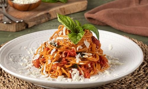 Σπαγγέτι με ρεβίθι με σάλτσα ψητής ντομάτας