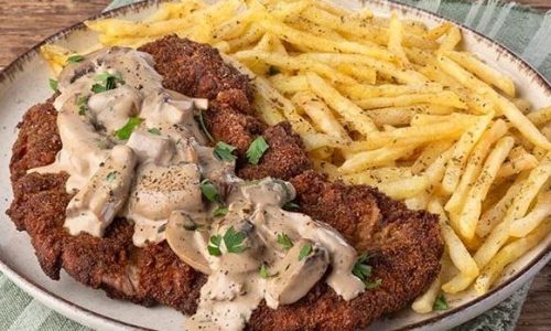 Ζουμερό σνίτσελ αλά κρεμ με πατάτες τηγανητές