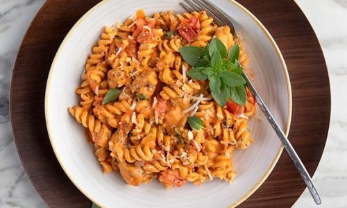 Ζυμαρικά με κοτόπουλο, ντομάτα και μοτσαρέλα