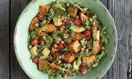 Χορταστική σαλάτα με γλυκοπατάτες, ρεβίθια και σάλτσα από φιστικοβούτυρο