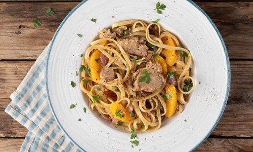 Ζυμαρικά με τόνο, κάππαρη και πορτοκάλι