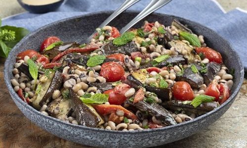 Θρεπτική σαλάτα με μαυρομάτικα και μελιτζάνες