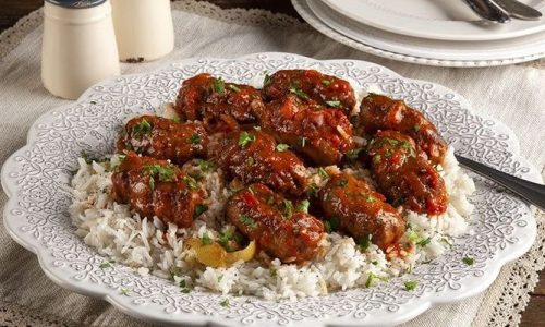 Ζουμερά πικάντικα σουτζουκάκια με κόκκινη σάλτσα