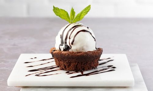 Ζουμερά cupcakes σοκολάτας με παγωτό