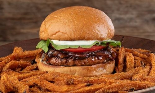 Εύκολο vegetarian burger με τηγανητές γλυκοπατάτες στον φούρνο