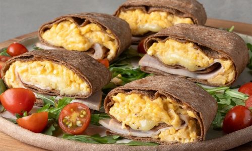 Ρολάκια αραβικής πίτας με γέμιση από scrambled eggs