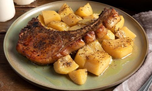 Χοιρινές μπριζόλες λεμονάτες με πατάτες στον φούρνο