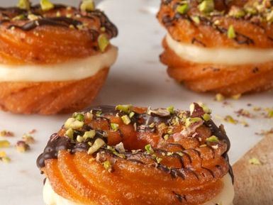 Τουλουμπάκια με γέμιση από κρέμα πατισερί