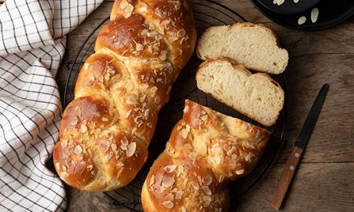 Συνταγή για ένα γρήγορο και εύκολο τσουρέκι χωρίς προζύμι