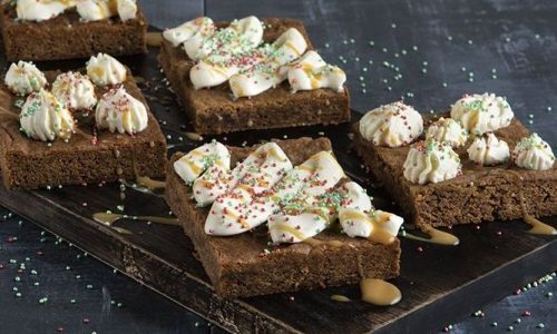 Gingerbread brownies με frosting τυριού